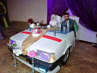 Otomobilin ön tarafını kesti gelin damat masası yaptı