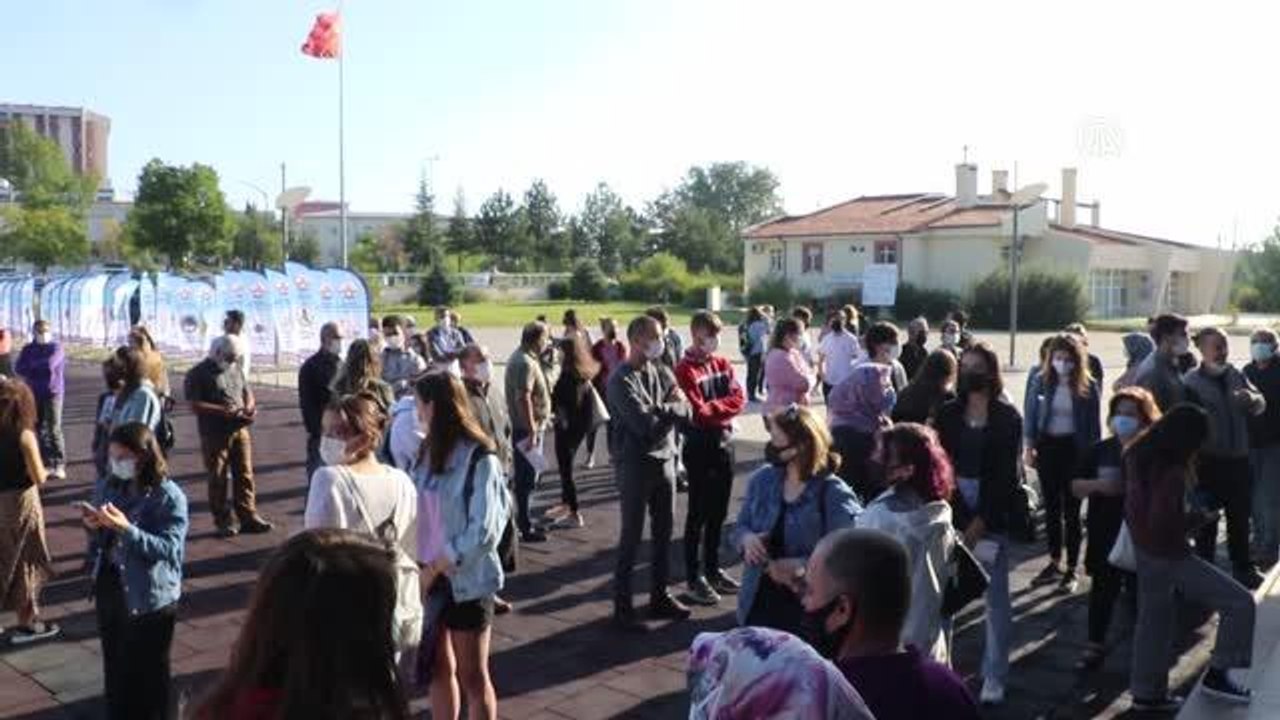 Tıp fakültesini kazanan genç annesiyle babasının öğrencisi oldu