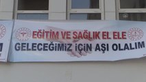 Veli ve öğretmenler için okul bahçelerine aşı standı kuruldu