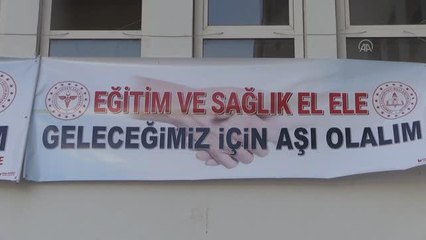Veli ve öğretmenler için okul bahçelerine aşı standı kuruldu