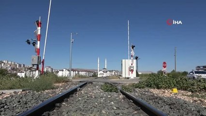 Son dakika haberleri... Sürücülerin aldığı riskler hemzemin geçitlerde kazaya neden oluyor