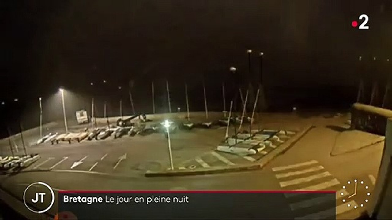 Bretagne : un étonnant phénomène lumineux observé dans le ciel dimanche soir