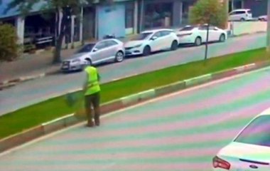 Otomobil; temizlik işçisine böyle çarptı