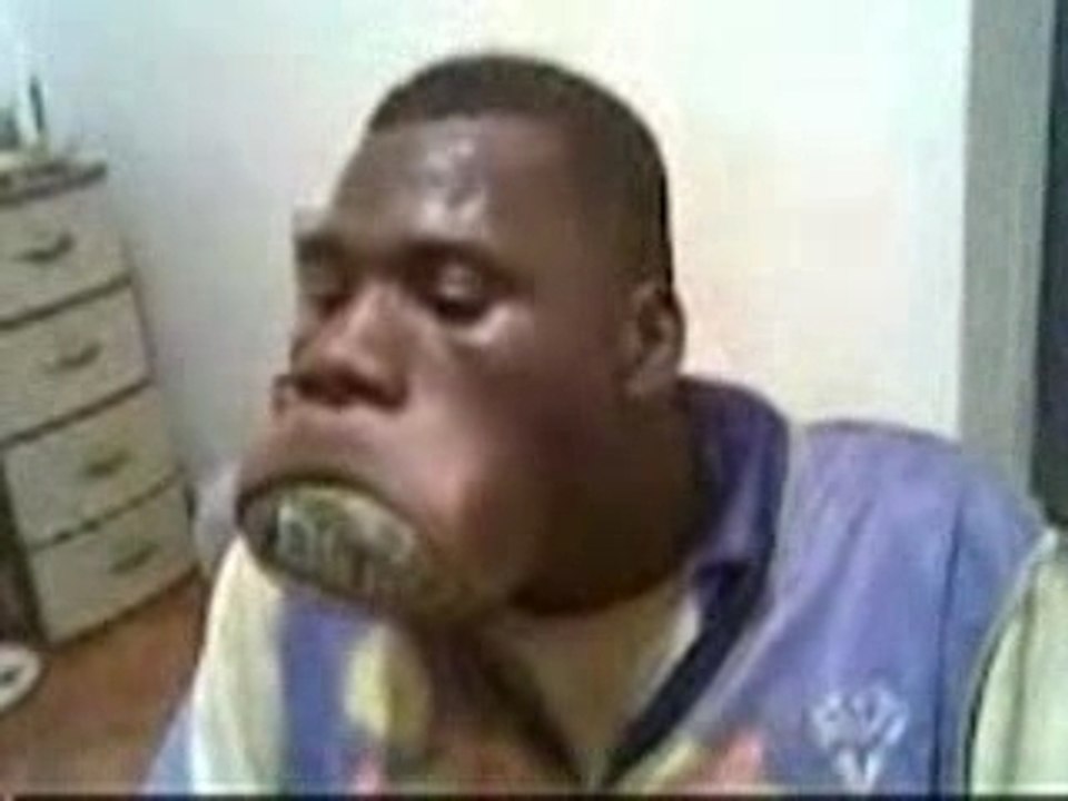 incroyable : la plus grande bouche du monde gobe une canette