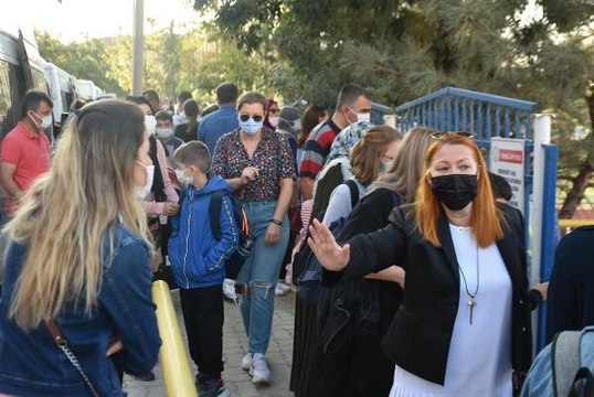 EDİRNE'DE OKUL ÖNÜNDE BEKLEYEN VELİLER İÇİN 'EVLERİNİZE GİDİN' ANONSU