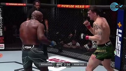 Un luchador rompe la rodilla a su rival pero luego tiene  un gran gesto con él