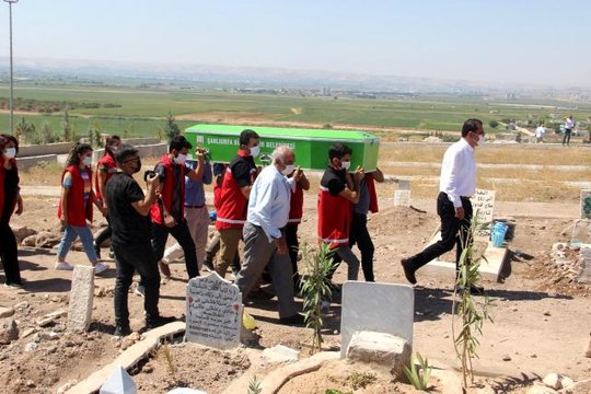 Son dakika haberleri: Babası tarafından yakılarak öldürülen kız toprağa verildi