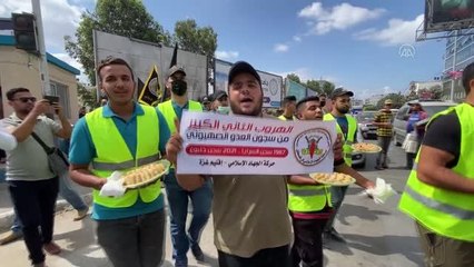 Gazzeliler, Filistinli 6 tutuklunun İsrail hapishanesinden kaçışını tatlı dağıtarak kutladı