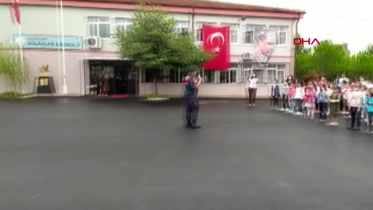 JANDARMA EĞİTİMİN İLK GÜNÜNDE ÖĞRENCİLERLE BULUŞTU