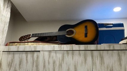 Oğlunun uyuşturucu kullandığını, gitarına gizlediği kamerayla tespit etti