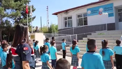 Son dakika haber... Elazığ İl Jandarma Komutanı Yıldız, minik öğrencilerin heyecanına ortak oldu