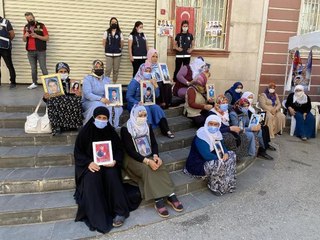 EVLAT NÖBETİNDEKİ ANNE GELİN, TESLİM OLSUN