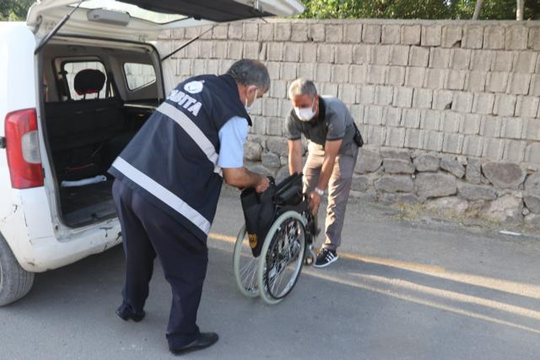 Erciş'te engelli vatandaşa tekerlekli sandalye hediye edildi