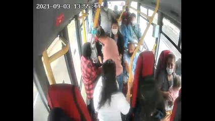 Son dakika haberleri... Fenalaşan genci minibüs şoförü hastaneye yetiştirdi...O anlar kameralara yansıdı