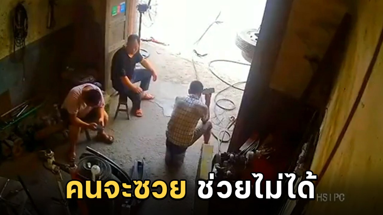 นาทีชีวิต ! คนงานนั่งคุยโทรศัพท์ ยางล้อรถบรรทุกระเบิดลอยทับหัว