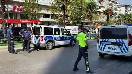 Market çalışanlarına bıçak çeken hırsızlık zanlıları, müdahale eden polisi yaraladı