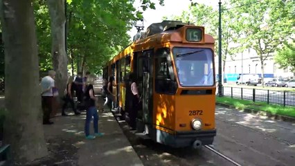 Tram bloccati, lo spot di vigili e Gtt: brutta sorpresa per l'automobilista incivile