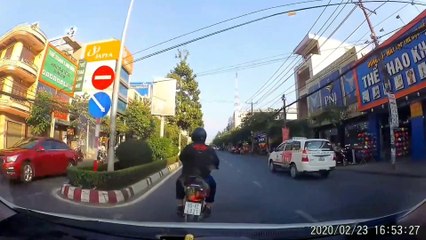 Stupid Motorbike driver joke gangster and result.