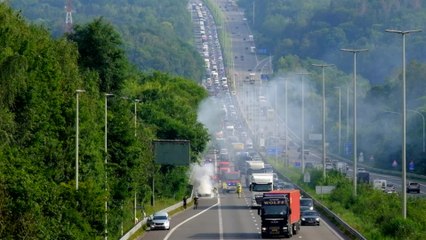 Voiture en feu sur la E411 à Beez, peu après le viaduc.