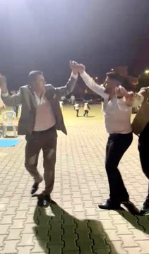 Halay çekerken kalp krizi geçirip öldü...O anlar kamerada