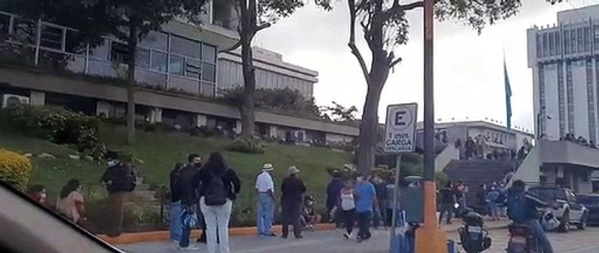 Guatemaltecos acuden al Banco de Guatemala para obtener billete y moneda conmemorativos al bicentenario