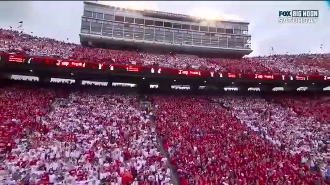 Tout un stade saute sur Jump Around de House of Pain