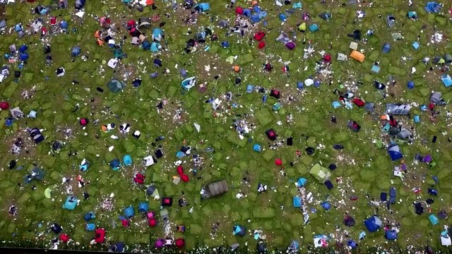 Angleterre : une mer de détritus et de tentes abandonnées après un festival de musique