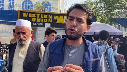 Kabul, caos davanti alle banche. Civili in coda per prelevare i risparmi