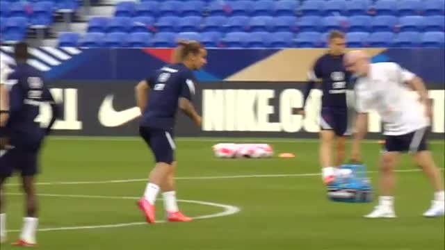 Francia se entrena con la vista puesta en el partido de mañana ante Finlandia
