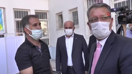 Öğretmen ve veliler okulda aşıya ikna edildi