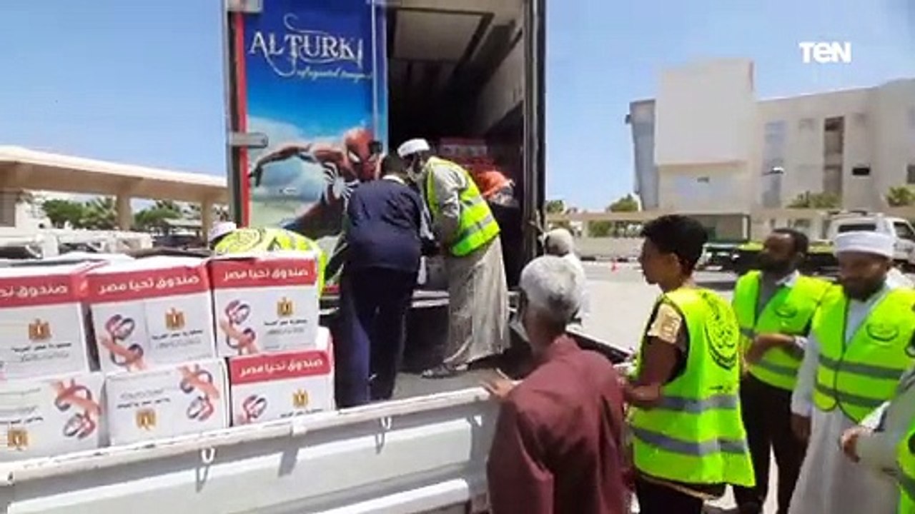 محافظ البحر الأحمر يتفقد قافلة أبواب الخير لتقديم المساعدات الغذائية للأسر الأولى بالرعاية