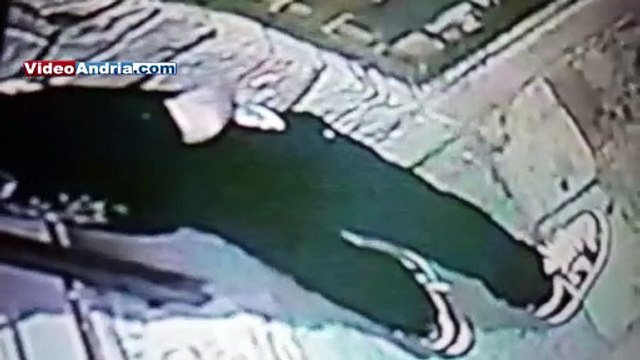 Andria: ancora una pisciata pubblica nel centro storico, filmato dalle telecamere - video