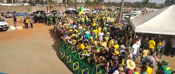 Bolsonaristas se reúnem em Samambaia, DF, à espera do presidente
