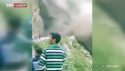 Hindistan'da onlarca kişi toprak kaymasını yakından izlemek istedi