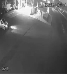 Frentista pula em frente de carro para tentar impedir furto