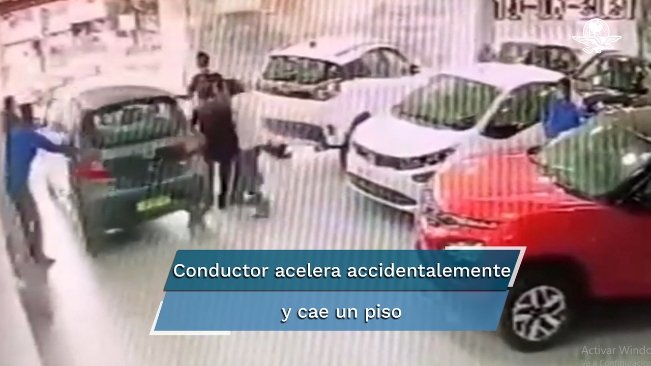 Estrena auto y lo deja caer desde el primer piso de la agencia