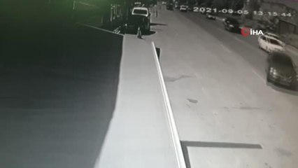 Son dakika haberi: Otomobilin büfeye çarpma anı güvenlik kamerasına yansıdı