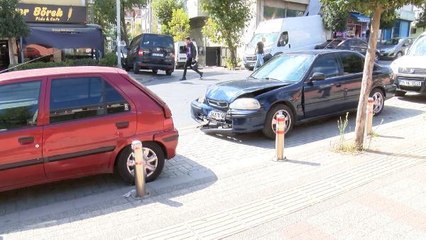 GÜNGÖREN'DE HAMİLE KADINLA ÇOCUĞU İKİ OTOMOBİL ARASINA SIKIŞTI