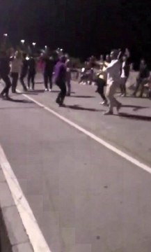 Kadıköy'de önce oyun havası oynadılar, sonra tekme tokat kavga ettiler! O anlar kamerada