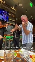 Pai junta-se a músicos em restaurante e torna-se viral