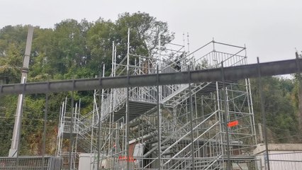 Dinant: une passerelle au passage à niveau