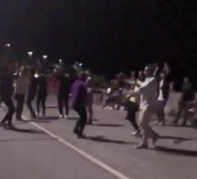 Kadıköy'de önce oyun havası oynadılar, sonra tekme tokat kavga ettiler