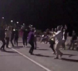 Kadıköy'de önce oyun havası oynadılar, sonra tekme tokat kavga ettiler