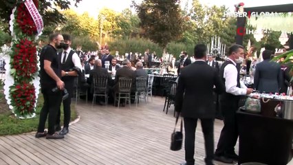 Bin 500 kişilik düğün! Yeni evli çifte 2 milyon lira ve 4 kilo altın takıldı