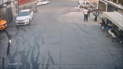 ESENYURT'TA, ARACIYLA OTOMOBİLE BÖYLE ÇARPIP KAÇTI