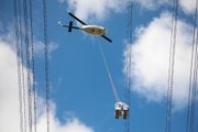 HELİKOPTERE BAĞLI SEPETLE ELEKTRİK İLETİM HATLARINA BAKIM YAPARKEN ÖLÜME MEYDAN OKUYORLAR