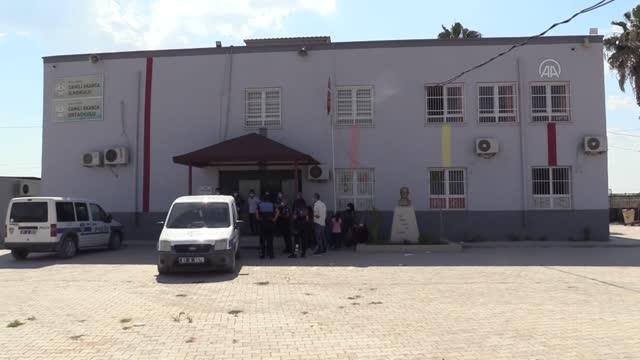 Polis, ihtiyaç sahibi öğrencilere kırtasiye malzemesi verdi