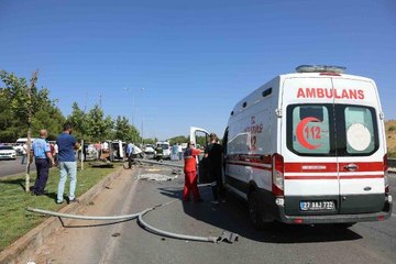 Son dakika haber... DİREĞE ÇARPAN OTOMOBİL İKİYE BÖLÜNDÜ: 2 ÖLÜ, 2 YARALI