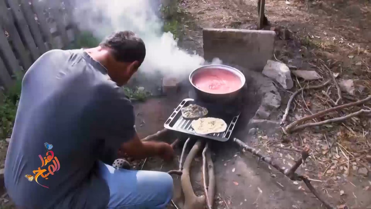 بسبب نقص الوقود.. لبنانيون يلجؤون إلى الحطب لطهي الطعام