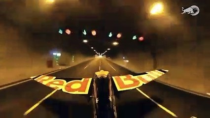 Il entre en avion dans un tunnel